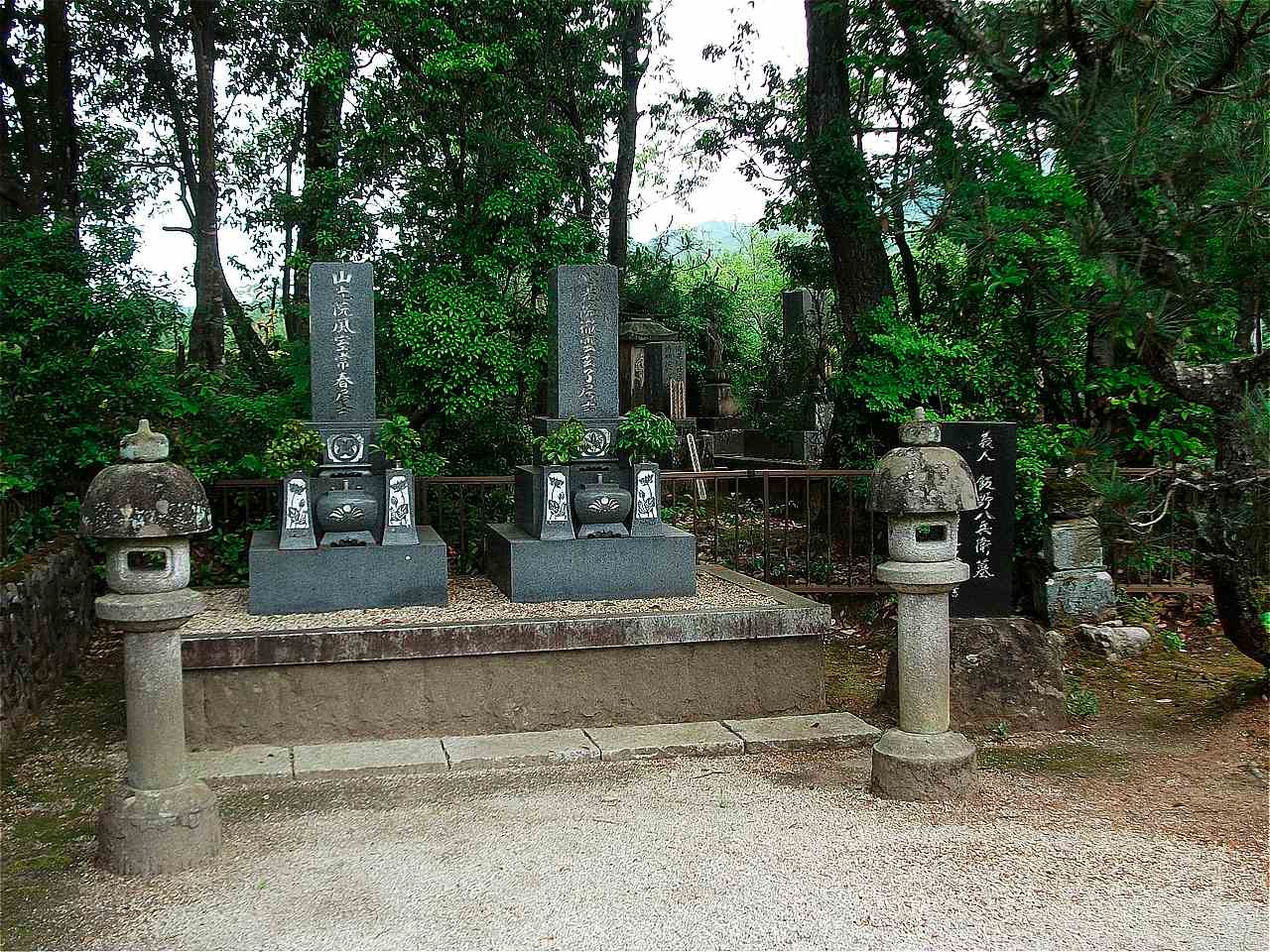 飯野八兵衛・中垣善三郎の墓